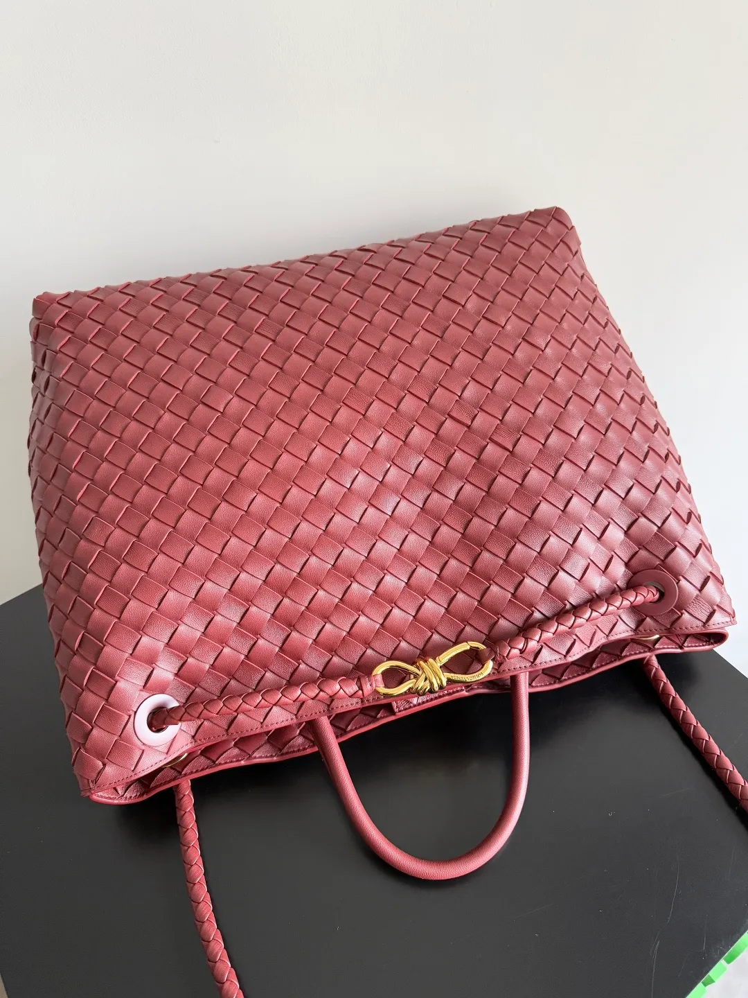 Batch 3760 Recently, the same style of bag that celebrities love is both high-end and practical. Michelle Yeoh, Kim Namjoon, Jing Boran, Tong Liya, Sun Qian, Wu Qianyu, Du Juan, Ma Yili and Bai Baihe are all carrying Bottega Veneta summer series Andiamo handbags. Andiamo has a simple structure and rounded lines. The whole piece is made of Nappa leather. It is comfortable, soft and dynamic. It adds interest to daily life and can be easily matched with various styles. Andiamo handbags are available in three sizes: small, medium and large. There are many colors to choose from, which can meet different needs. You can really carry it whether it is daily or attending events. Style number: 743575 Size: 45*22*34cm